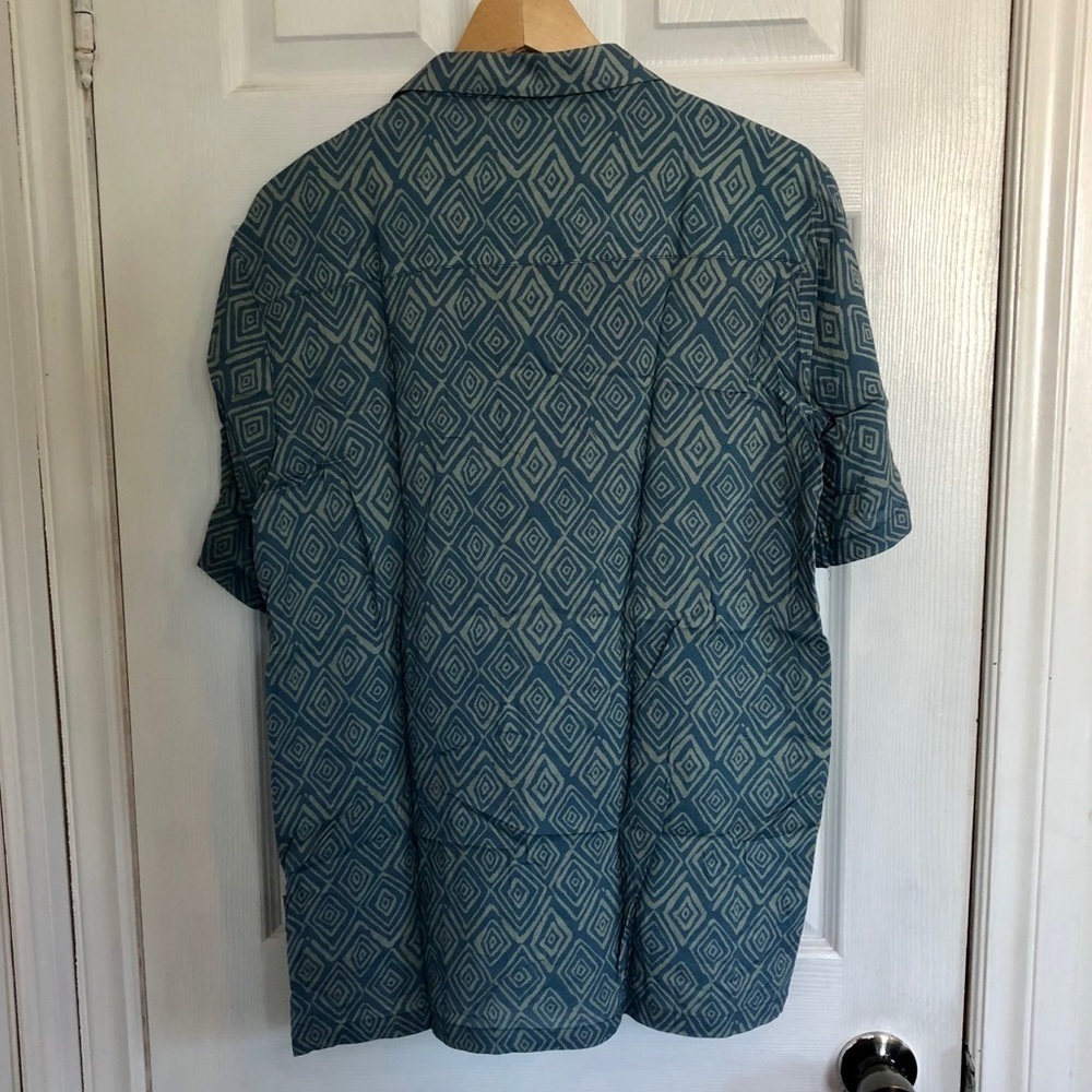 Charlie Holiday Patterned Button-Up Shirt | M​​ - Picture 2 of 4